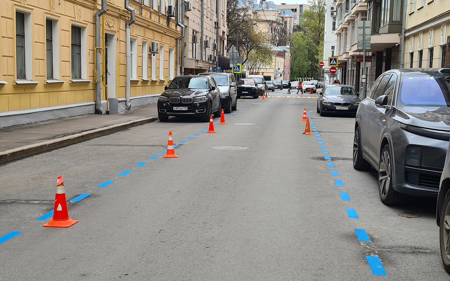 В Москве, помимо знаков, платная парковка также может обозначаться разметкой синего цвета