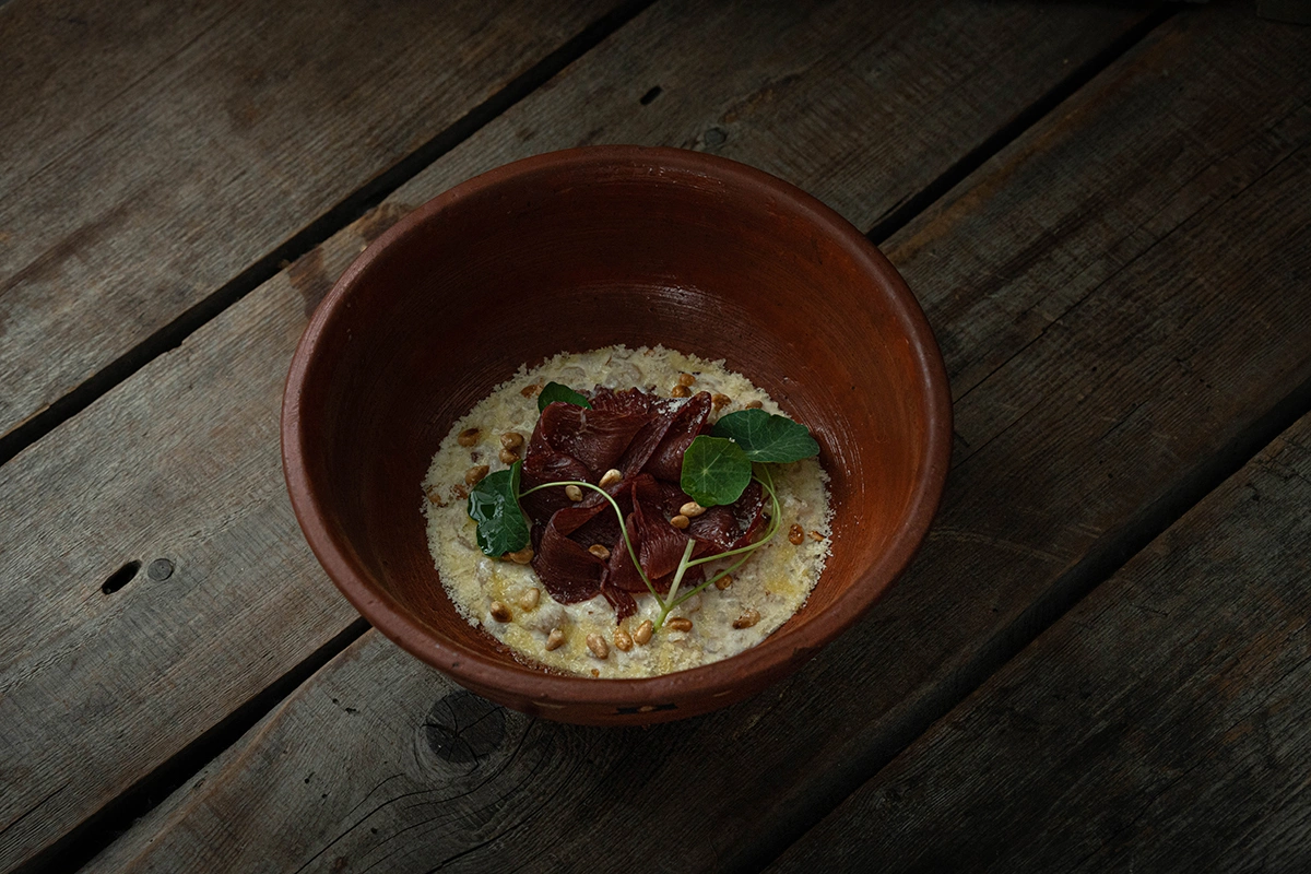 Ячменная каша с козьим сыром и вяленой олениной