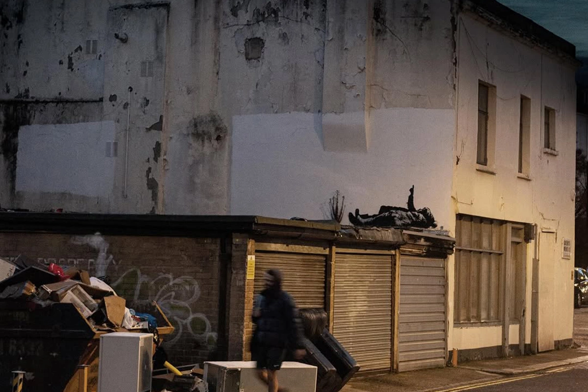 Граффити художника Бэнкси, выполненное на стене районе Бейсуотер в западной части Лондона