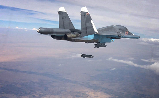 Российский многофункциональный истребитель-бомбардировщик Су-34 во время нанесения авиационного удара. Архивное фото