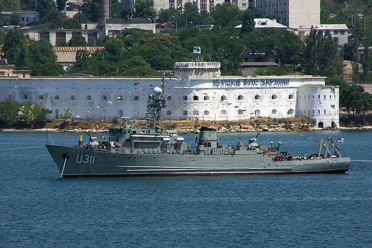 Морской тральщик «Черкассы» U311 проекта 266М. Вступил в строй 10 июня 1977 года и как «Чернигов» первоначально носил иное название – «Разведчик». В 1997 году включен в состав ВМС Украины.