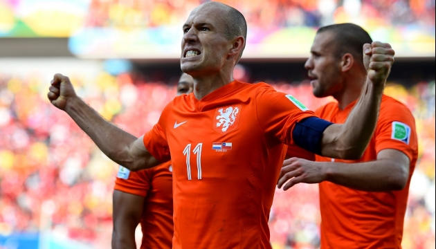 Сборные Голландии и Чили разыграли в очном матче лидерство в группе. В итоге голландцы взяли верх над соперником со счетом 2:0 и добавили немного радости своим фанатам. Между тем, обе сборные продолжают борьбу за главный трофей. (C) Getty Images
