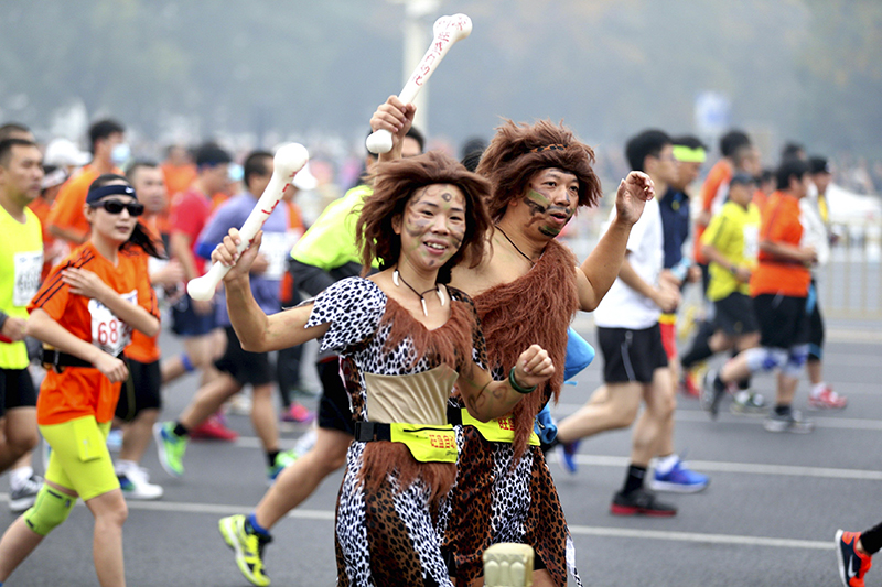 Два участника марафона в костюмах персонажей Croods.