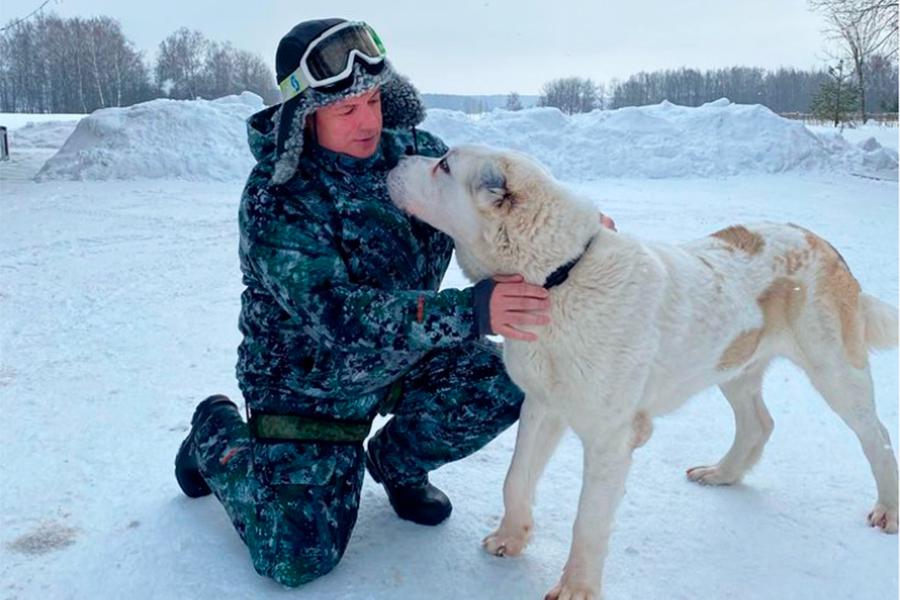 Марат Хуснуллин со своей собакой, 2022 год