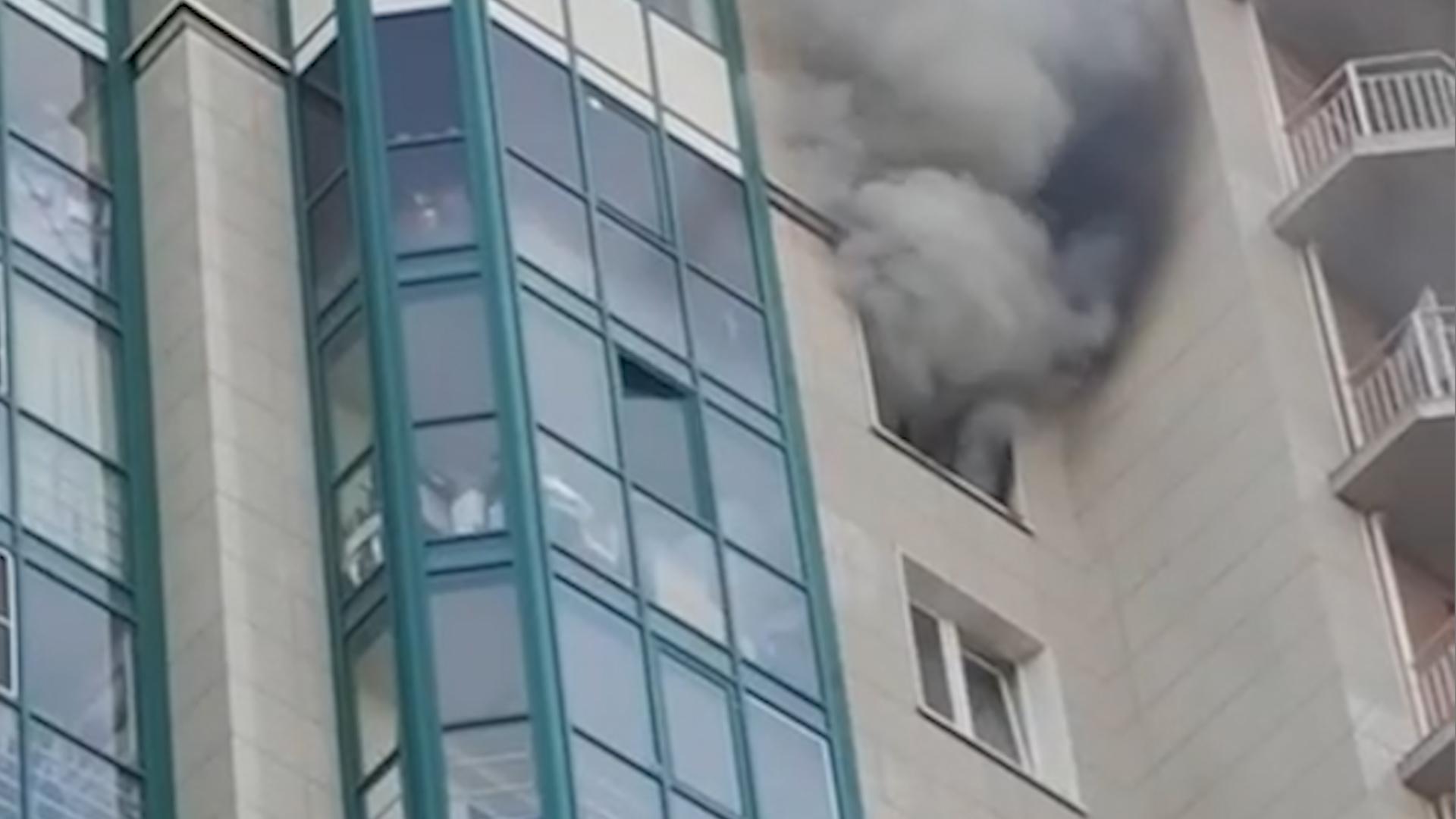 В Красногорске в многоэтажке загорелась квартира