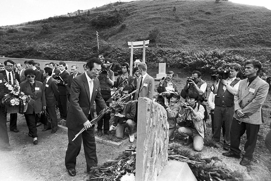 Посол Республики Корея Ким Сок Кю возлагает цветы к памятнику пассажирам южнокорейского Boeing 747, нарушившего воздушное пространство СССР, 1993 год