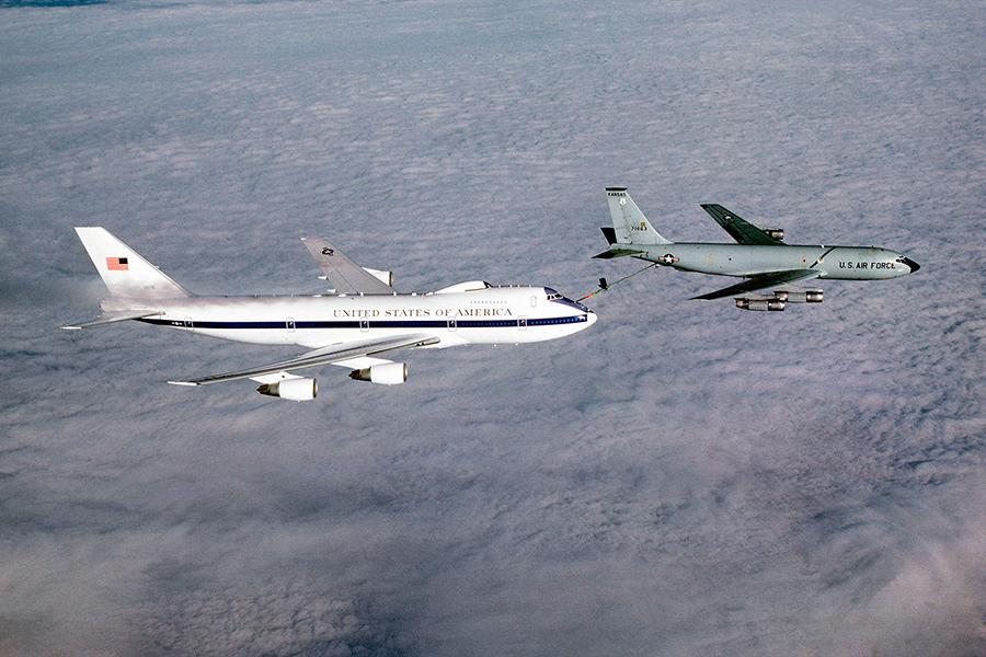 Boeing E‑4B Nightwatch (слева)