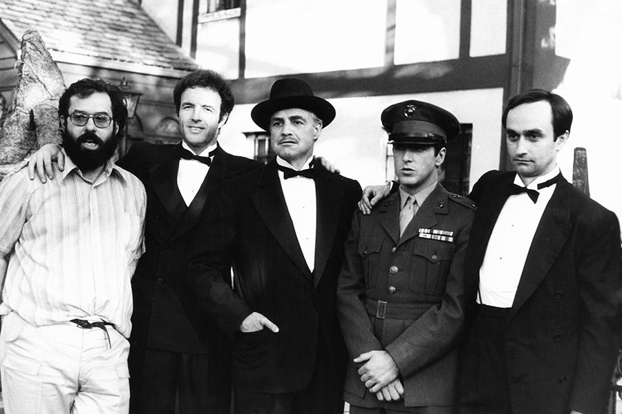 Фрэнсис Форд Коппола, Джеймс Каан, Марлон Брандо, Аль Пачино и Джон Казале во время съемок фильма &laquo;Крестный отец&raquo;, 1972 год