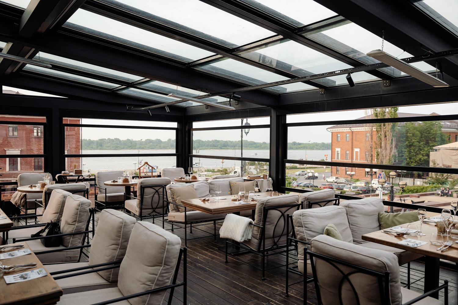 Интерьер ресторана Red Wall