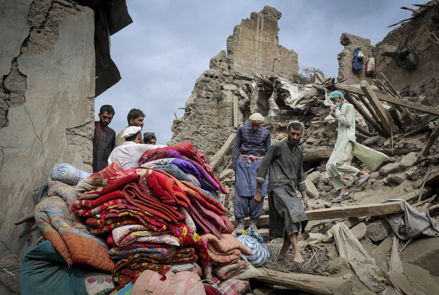 В ночь на 1 сентября в Афганистане произошло землетрясение магнитудой 6, за которым последовало два афтершока. Эпицентр находился в 200&nbsp;км от Кабула и в 27&nbsp;км от Джелалабада. Число погибших в результате землетрясений превысило 2200 человек. Разрушены оказались более 6700 домов.