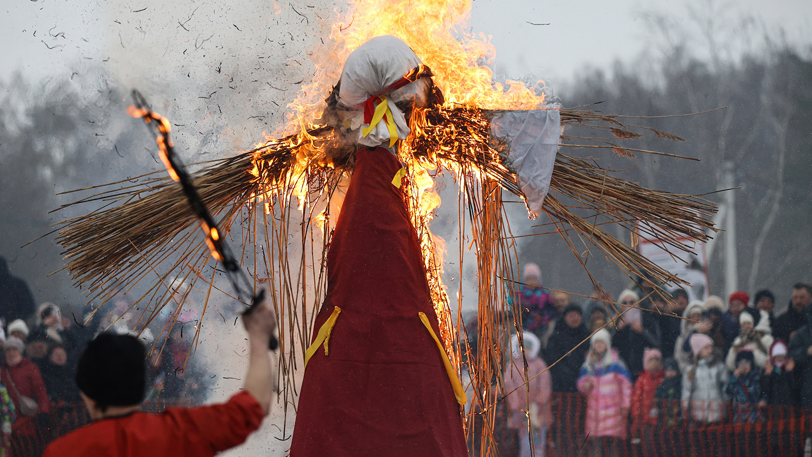Штрафы при сжигании чучела Масленицы могут достигать ₽400 000