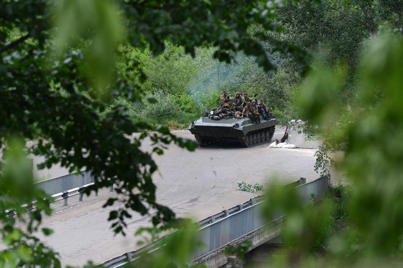 Одна из БМП, захваченная бойцами народного ополчения на окраине города Лисичанска. Вчера там произошли столкновения, в ходе которых были жертвы как среди военных, так и среди активистов. 