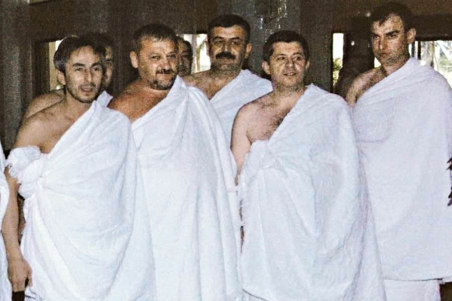 Хадж в Саудовской Аравии, 2004 год.
Президент Чеченской Республики Ахмат Кадыров (второй слева) и сенатор от Чечни Умар Джабраилов 