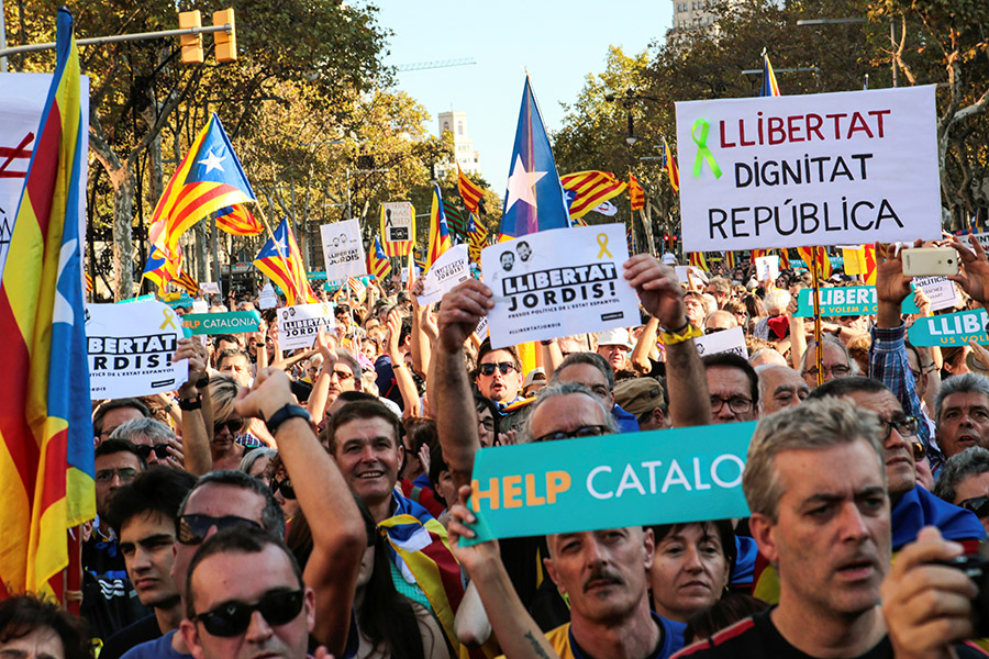 Ранее в субботу премьер-министр Испании Мариано Рахой объявил, что испанское правительство инициировало ограничение полномочий автономии и роспуск правительства региона. Соответствующий документ испанское правительство предало в сенат, который должен проголосовать по нему 27 октября.