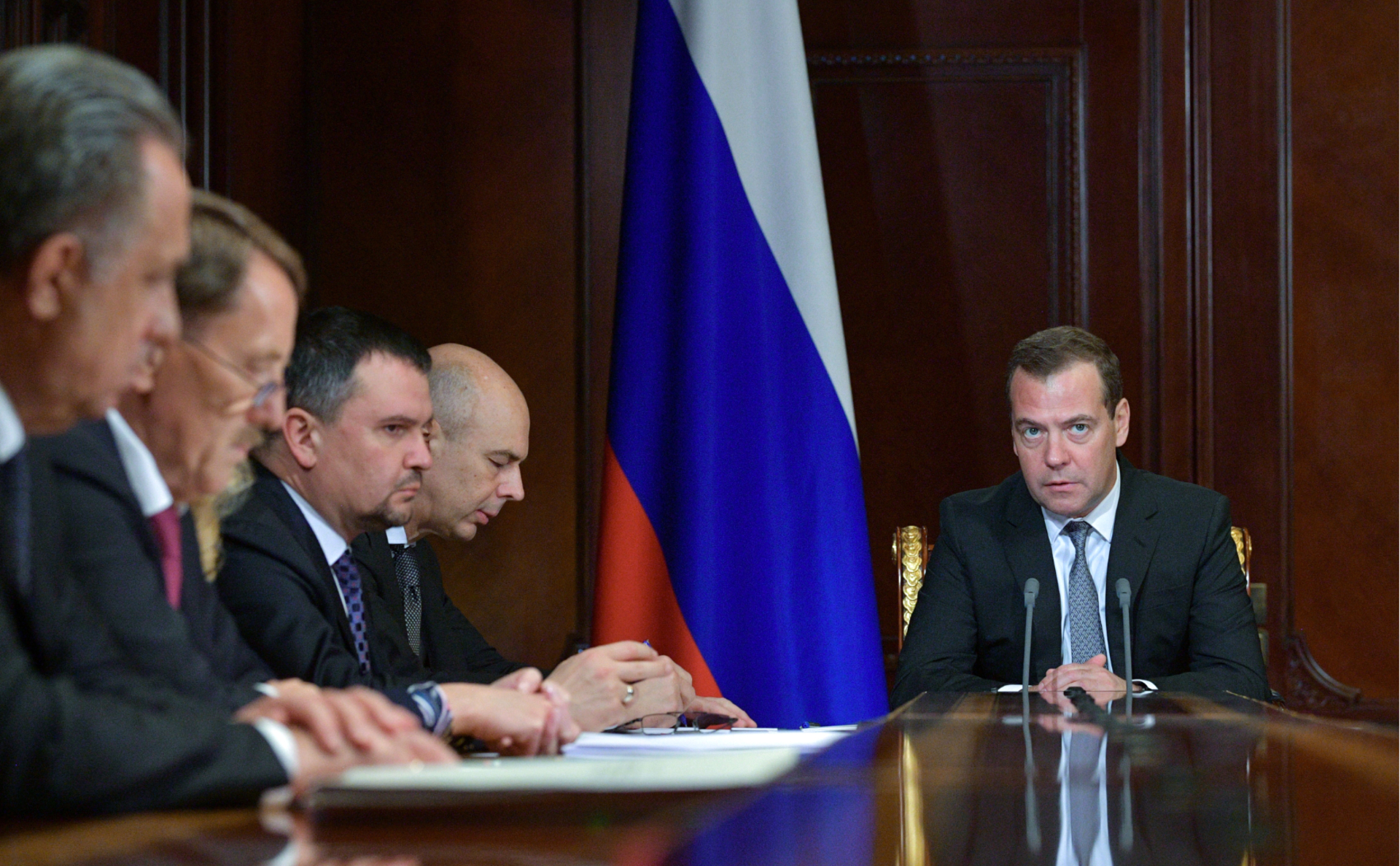 Дмитрий Медведев&nbsp;(справа) с вице-премьерами