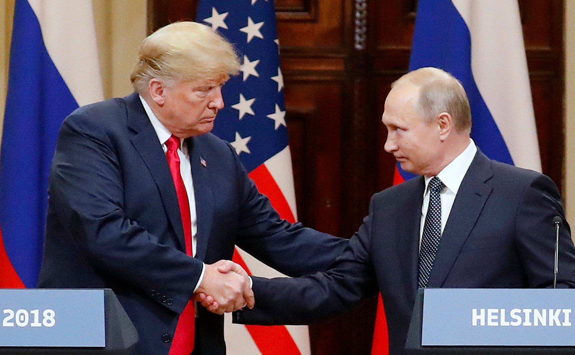 Президенты Дональд Трамп и Владимир Путин на саммите в Хельсинки