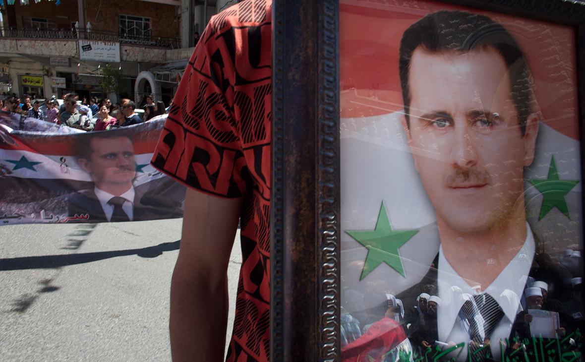 Башар Асад (на плакате)
