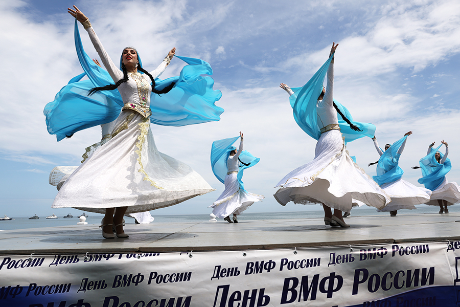 Танцевальный номер во время празднования Дня ВМФ в Каспийске (Дагестан).