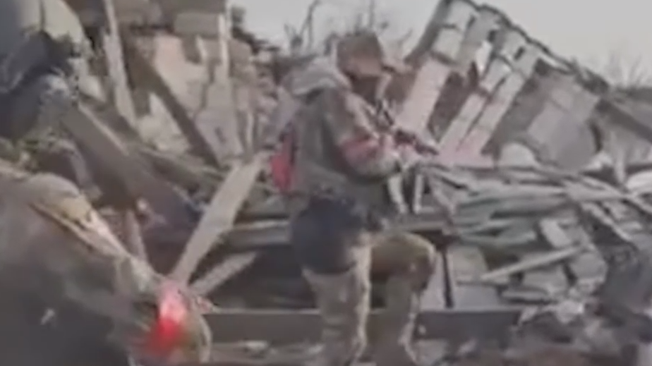 Сотрудники полиции ДНР уничтожили дрон в Селидово. Видео