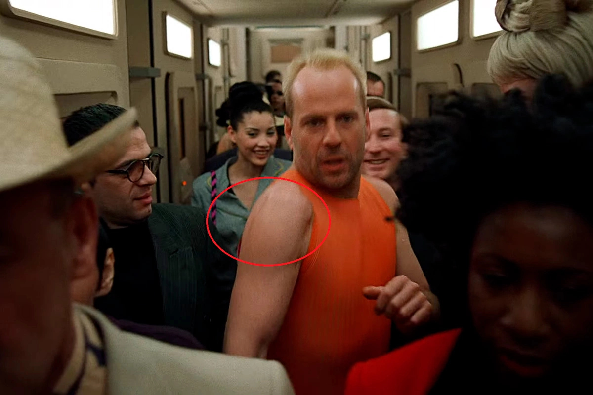 По коридору герой идет без куртки