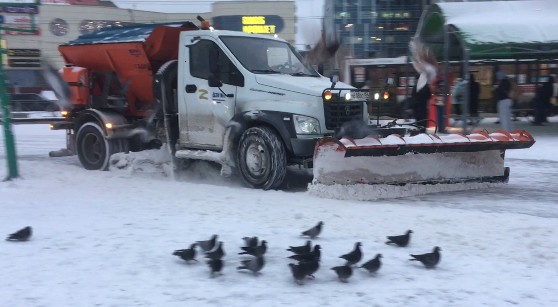Снегоуборочная техника работает на дорогах Новосибирска после снегопада