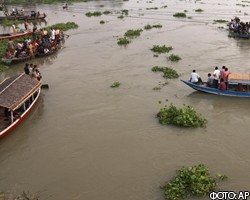 В Бангладеш автобус упал в реку: 40 пропавших без вести