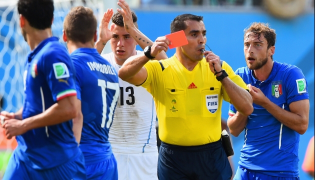 Сомнительное удаление Клаудио Маркизио (крайний справа) в матче с Уругваем