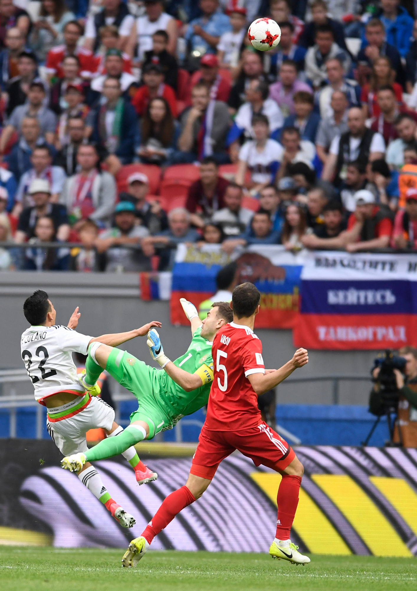 Лосано опережает Акинфеева и отправляет второй гол в ворота сборной России.