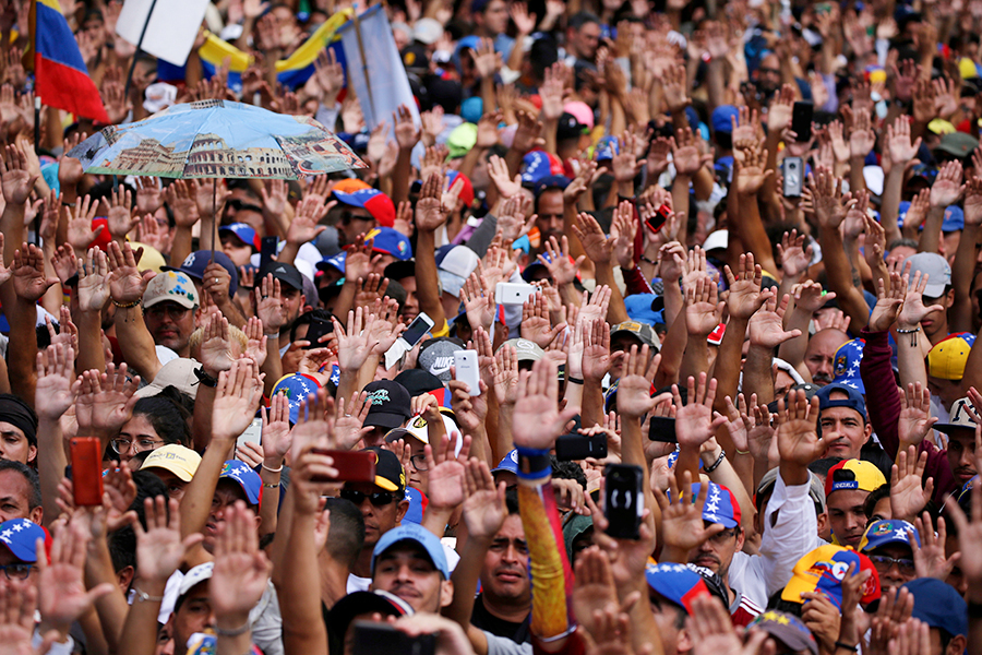 Митингующие в Каракасе во время принесения Гуаидо символической присяги&nbsp;
