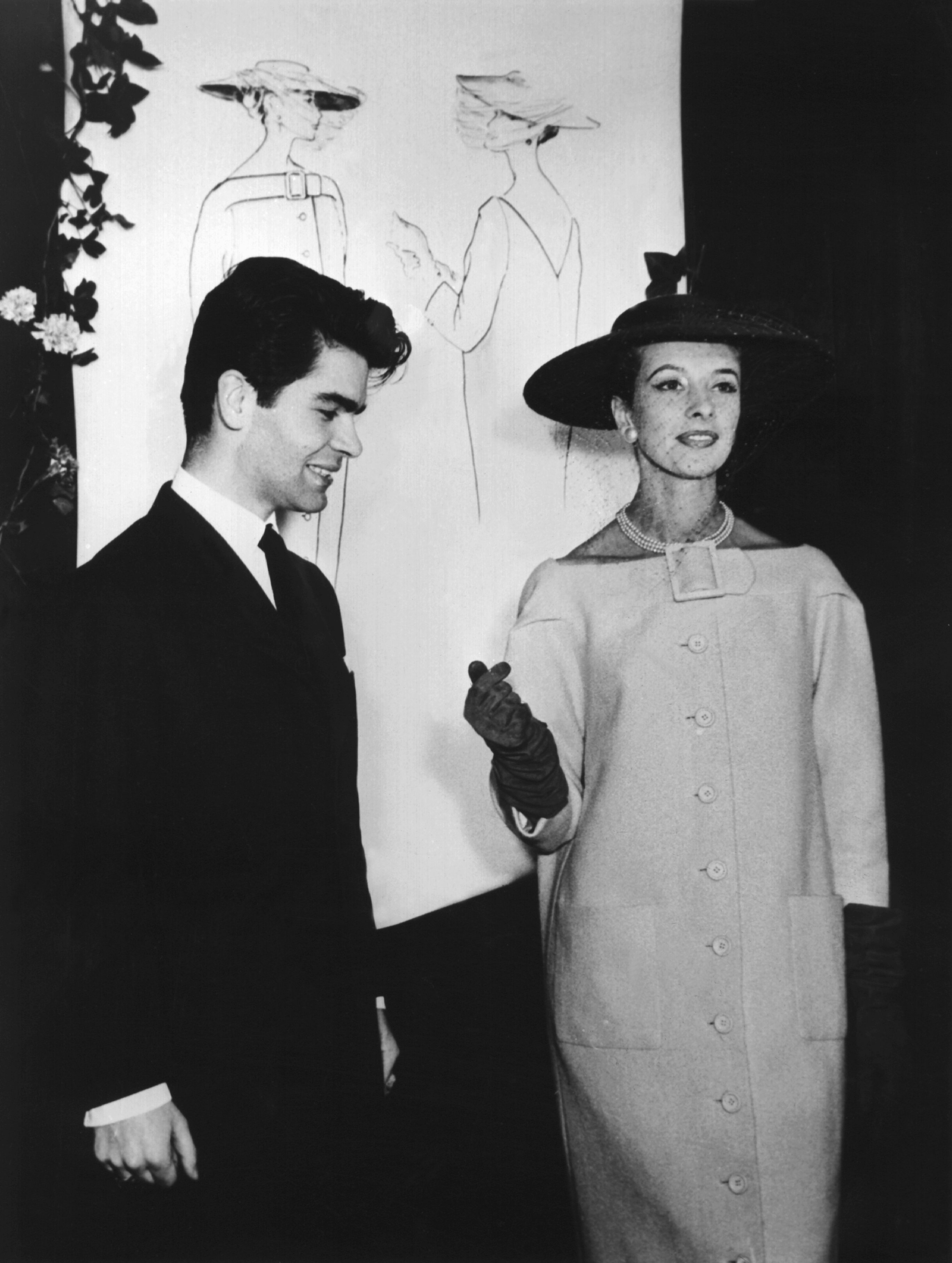 16-летний студент-дизайнер с&nbsp;моделью, демонстрирующей его пальто.&nbsp;Именно за него Лагерфельд&nbsp;был&nbsp;удостоен&nbsp;Гран-при в&nbsp;1954 году&nbsp;


