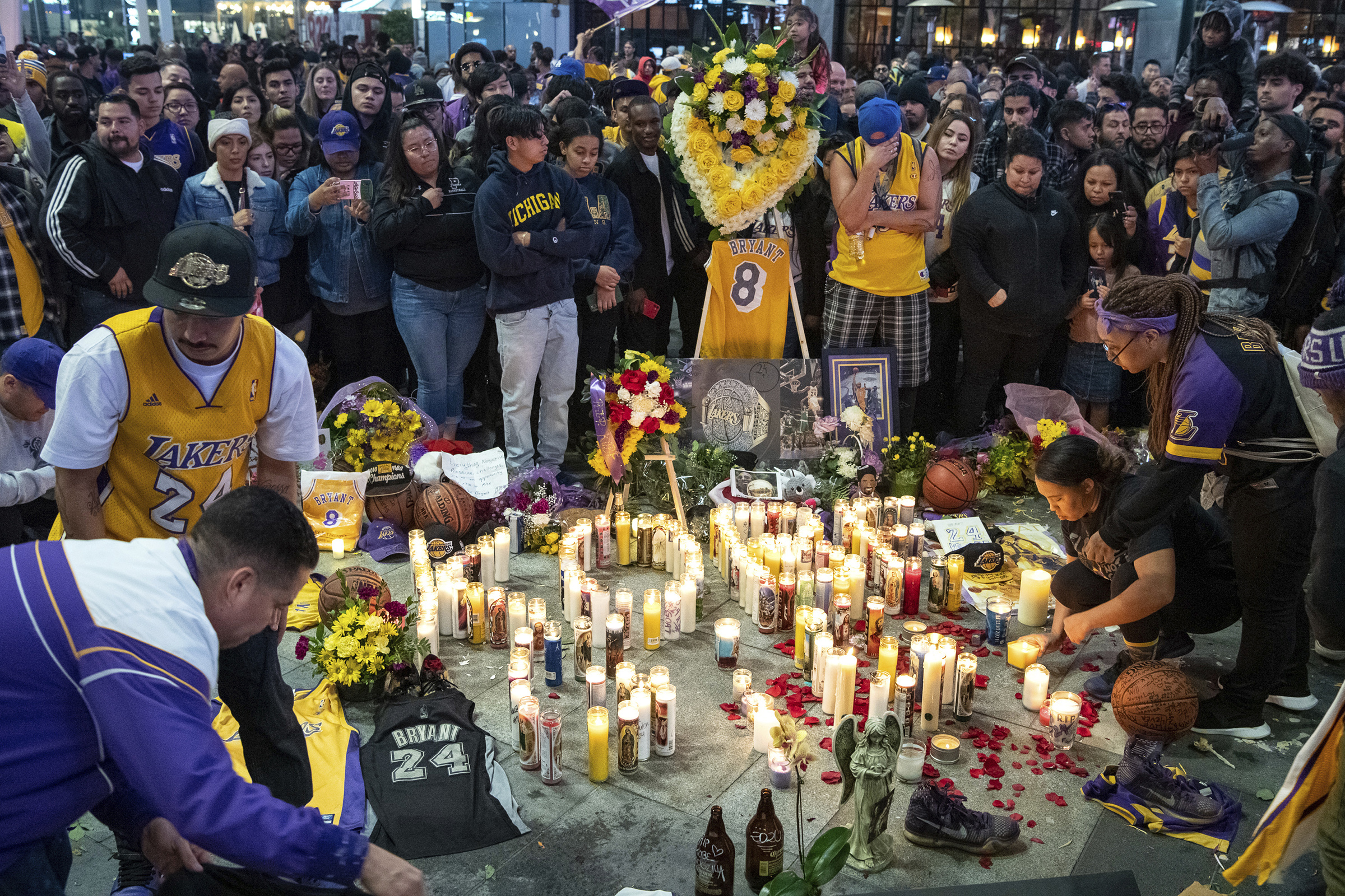 Болельщики организовали у арены &laquo;Лос-Анджелес Лейкерс&raquo; стихийный мемориал. По данным NBC и The New York Times, тысячи людей несут к стадиону свечи, цветы, баскетбольные мячи и футболки с фамилией спортсмена
