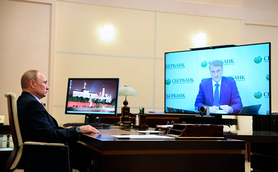 Владимир Путин во время встречи в режиме видеоконференции с Германом Грефом