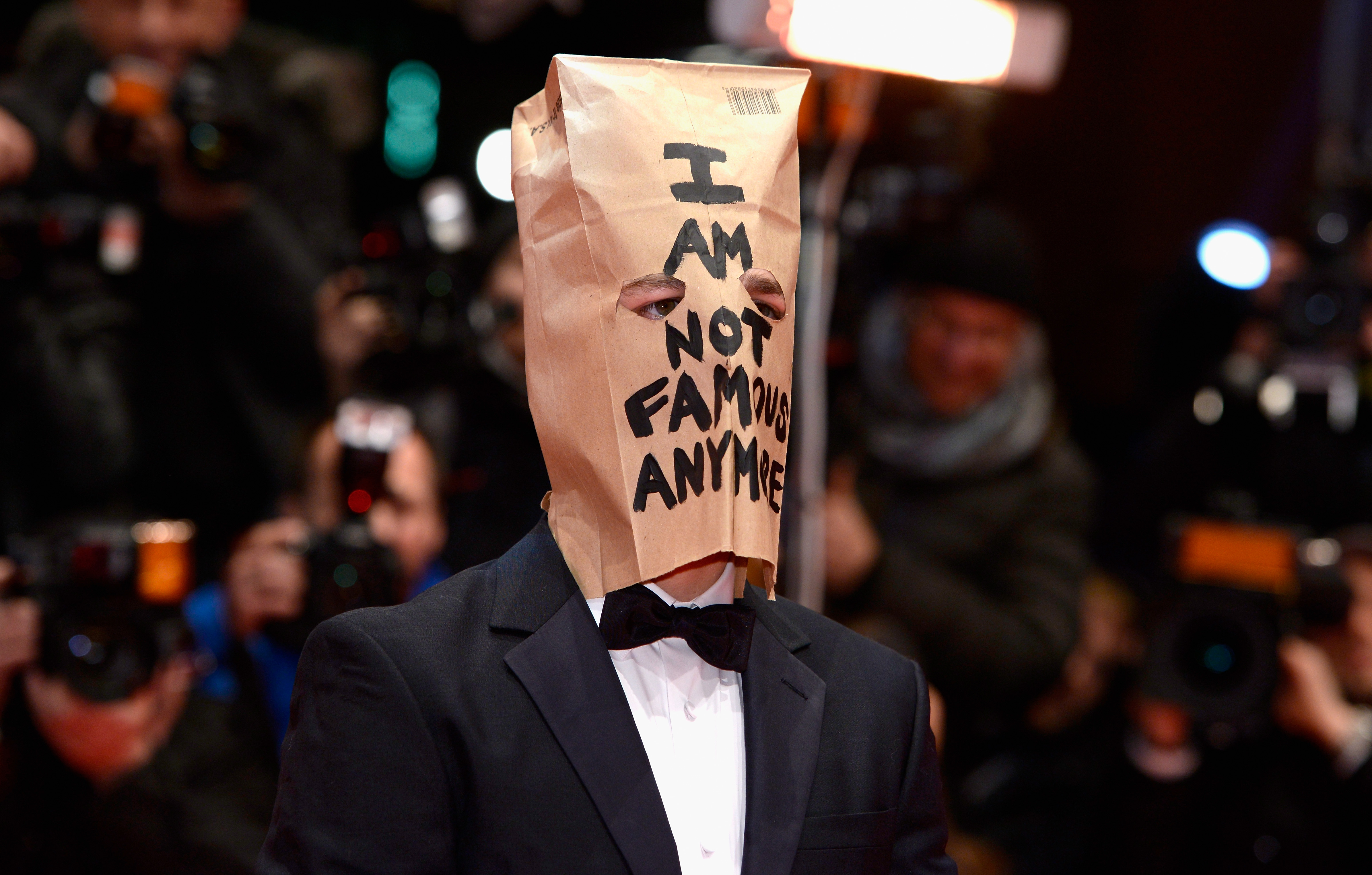 Шайа Лабаф на премьере фильма &laquo;Нимфоманка&raquo; с бумажным пакетом на голове