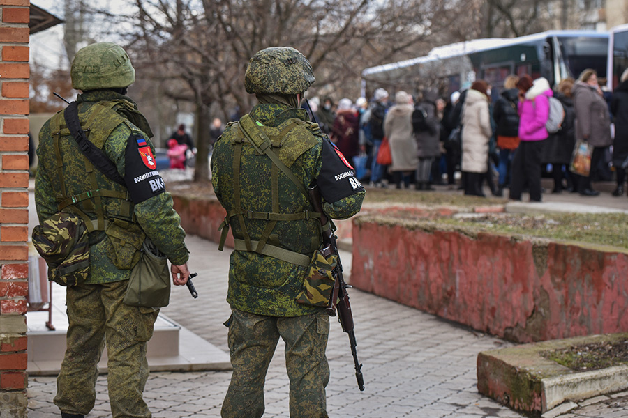 Восемнадцатого февраля на фоне обострения ситуации в зоне конфликта в Донбассе власти ЛНР и ДНР объявили эвакуацию гражданского населения. Беженцев направляют в Россию. С двух территорий вывозят женщин, детей и пожилых
