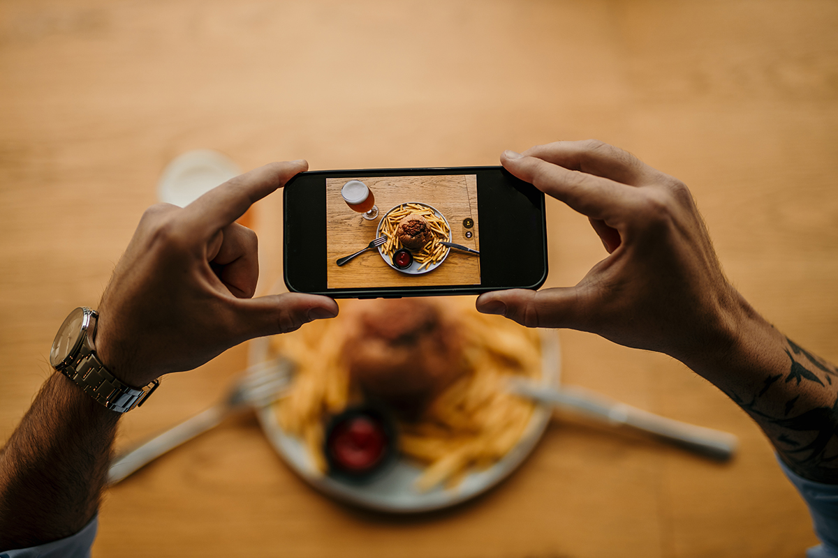 Почему люди не могут перестать фотографировать еду. Отвечают итальянцы