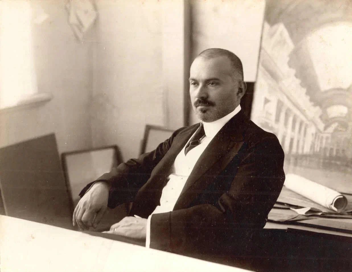 <p>А.В. Щусев в мастерской на Казанском вокзале, 1914 год</p>