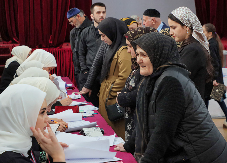 На фото: избиратели получают бюллетени на избирательном участке в селе Ахмат-Юрт, Чеченская республика.

Самая высокая явка на участки по состоянию на 18:00 была в Чечне (96,46%), Кемеровской области (94,25%) и Тыве (94,05%).