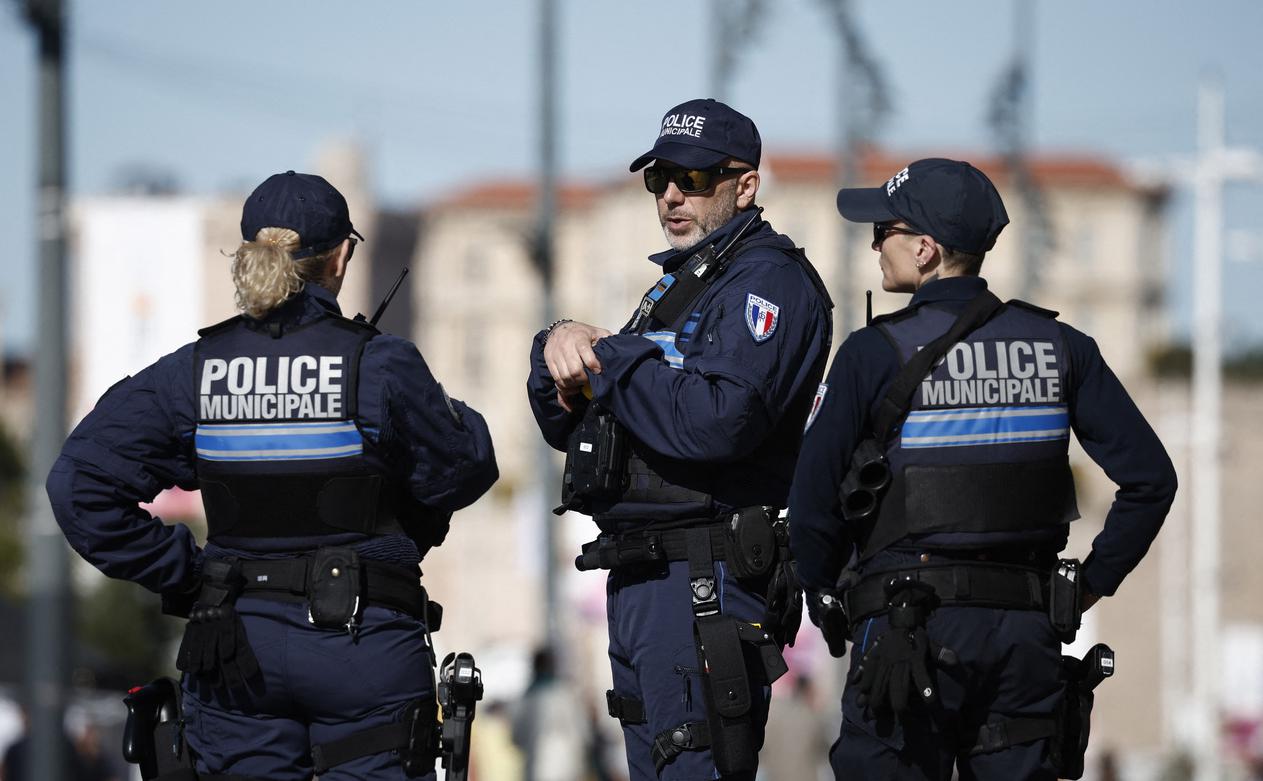 Французские полицейские