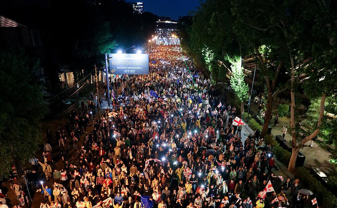 В Тбилиси начался многотысячный митинг против закона об иноагентах