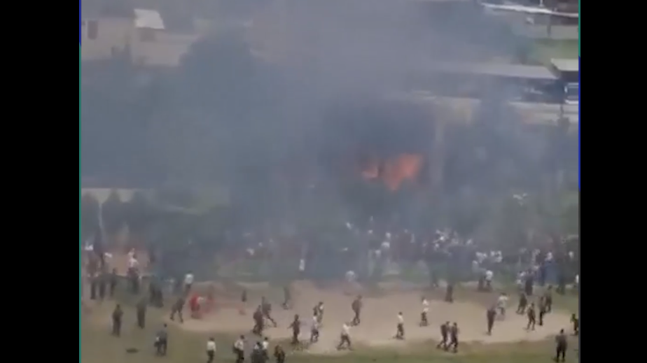 Самолет ВВС Бангладеш упал на здание колледжа в Дакке. Видео