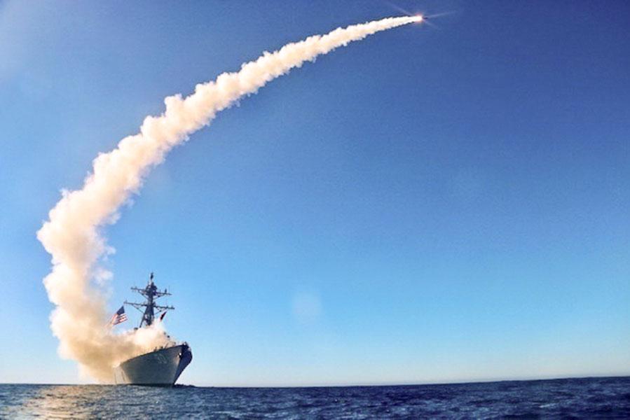 Эсминец USS Chafee (DDG 90), оснащенный управляемыми ракетами, запускает новейший вариант «Томагавка» Block V в ходе трехдневных ракетных учений, 2020 год