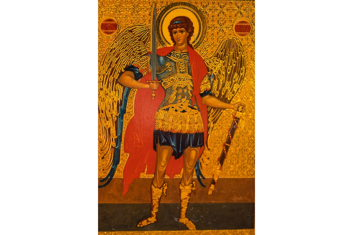 На иконах архангела Михаила часто изображают в воинском одеянии с огненным мечом или копьем в руках
