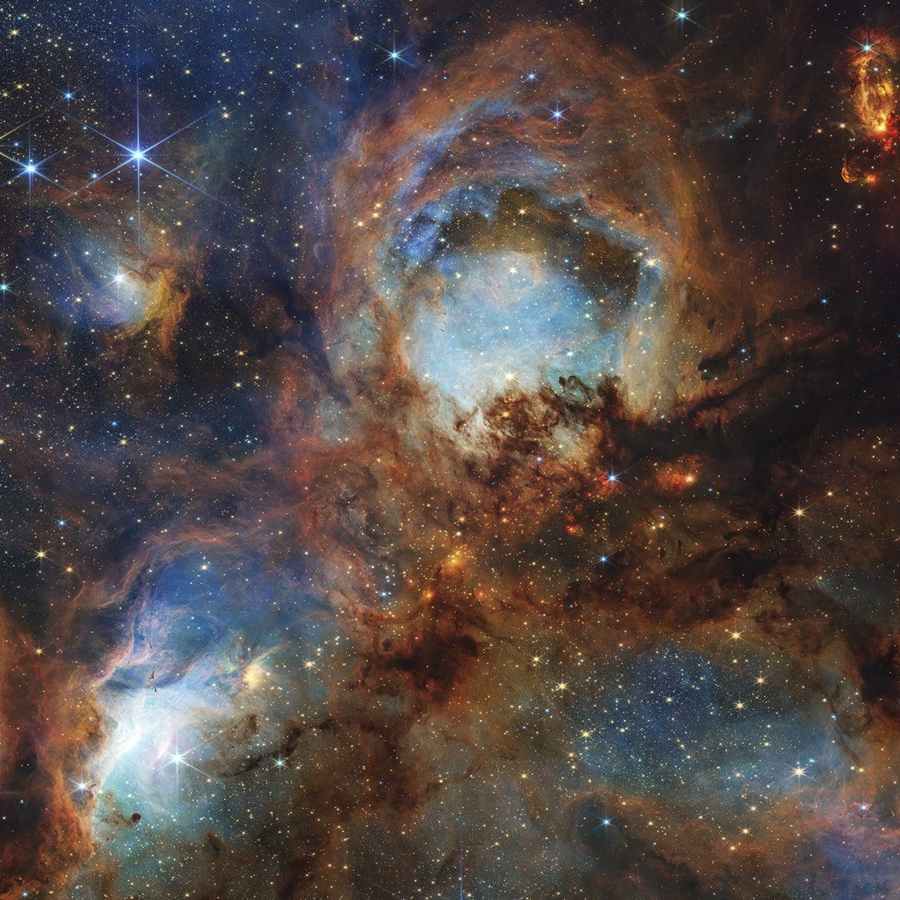 Туманность NGC 6334, также известная как Кошачья&nbsp;(Медвежья) Лапа. Это область звездообразования, состоящая из газа, пыли и молодых звезд. В центре изображения и&nbsp;в правом верхнем углу видны&nbsp;скопления, где продолжается образование массивных звезд