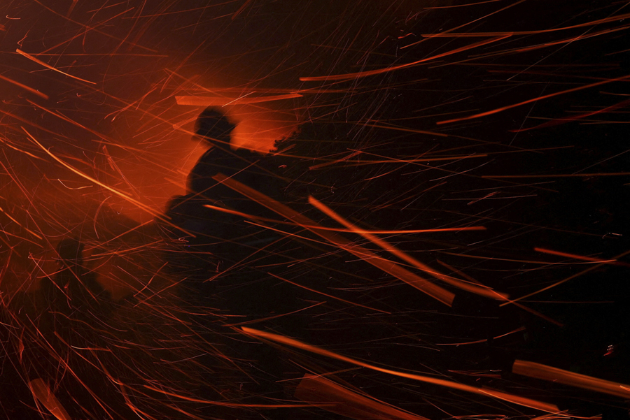 Тысячи жителей Калифорнии были вынуждены покинуть дома и спасаться бегством из-за бушующих лесных пожаров в штате. Пламя охватило 1 тыс. зданий в Лос-Анджелесе, включая особняки на Голливудских холмах. Своих домов лишились Энтони Хопкинс, Адам Броди, Пэрис Хилтон, Мэнди Мур и другие знаменитости.