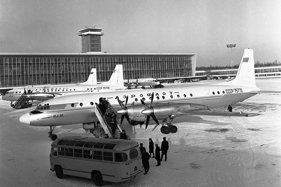 Решение о создании Домодедово было принято в 1954 году, а в 1962 году подписан приказ о его основании. Аэропорт назвали в честь подмосковного города, а тот, в свою очередь, получил название от близлежащего села, принадлежавшего Романовым с XVII века.

Домодедово стало самым молодым из трех современных крупнейших аэропортов столицы: Внуково работало с 1941 года, Шереметьево&nbsp;&mdash; с 1959-го.