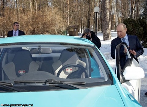 В.Путин прокатился на пробном "Ё-мобиле"