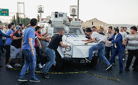 Сторонники президента Реджепа Эрдогана атакуют поддержавших переворот солдат, перевозимых в полицейском автомобиле


