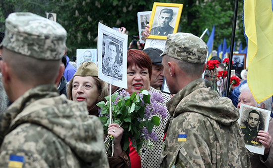 Участники акции &laquo;Бессмертный полк&raquo; в Киеве



