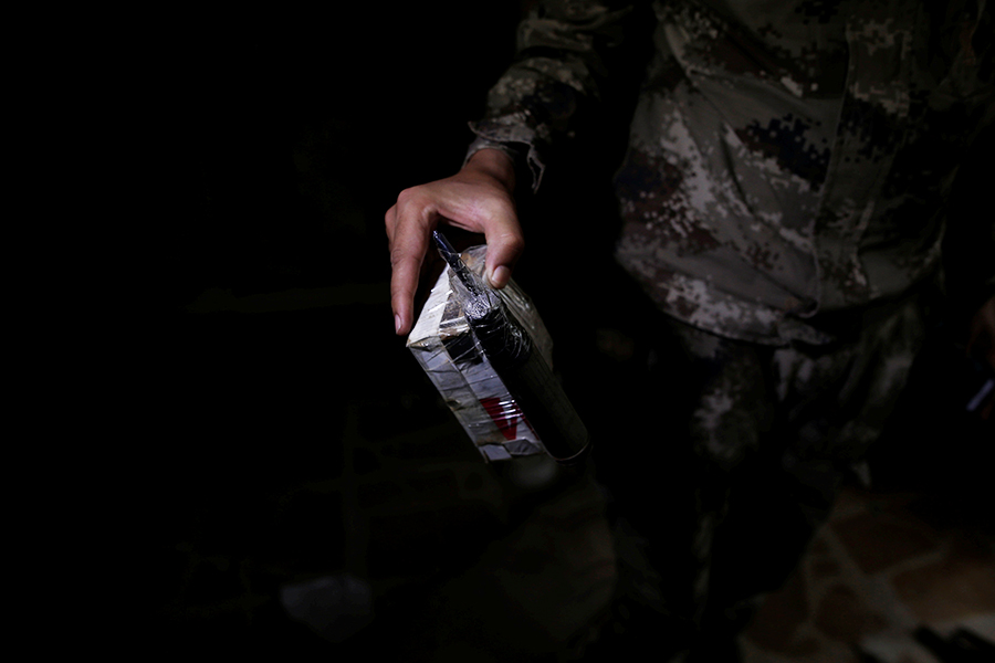 Солдат иракской армии держит самодельную бомбу, найденную в&nbsp;доме в&nbsp;Мосуле
