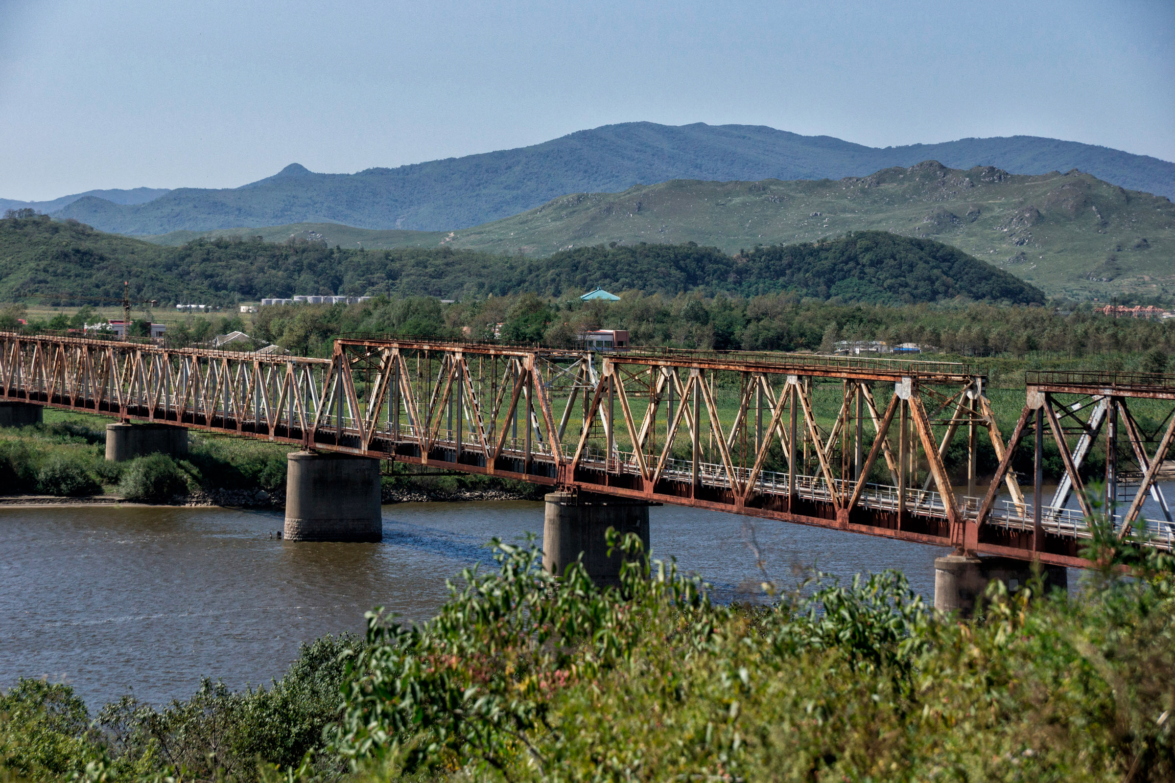 В 2001 и 2011 годах Хасан проезжал на своем бронепоезде Ким Чен Ир во время официальных визитов в Россию. Состав пересекал мост Дружбы, который соединяет берега реки Туманной (Туманган) &mdash; по ее фарватеру проходит граница. По мосту в Россию попадают и пассажирские поезда с рабочими из Северной Кореи. Две страны связывает только этот железнодорожный мост, автомобильной дороги между КНДР и Россией нет.